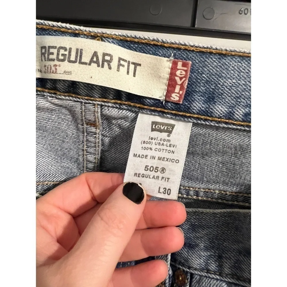 Levi Regular Fit 505 Sunflower Painted Cutoff Denim Jean Shorts W 33 L 30 - Picture 7 of 7